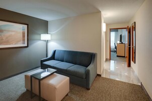 Escritorio, cortinas blackout y tabla de planchar con plancha