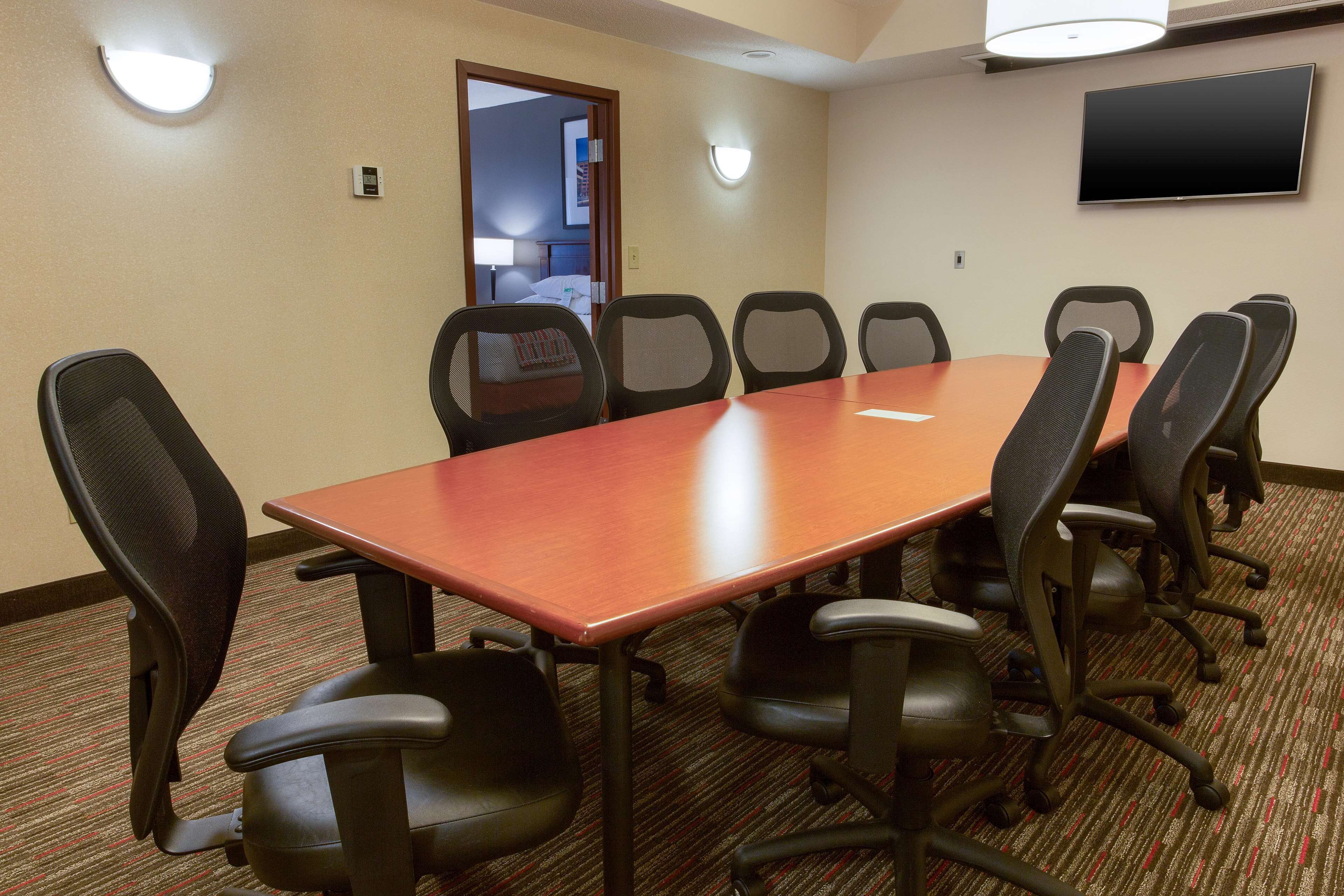 deluxe room, 1 king bed, accessible, refrigerator & microwave (2 rooms, board room table, tub) | meeting facility