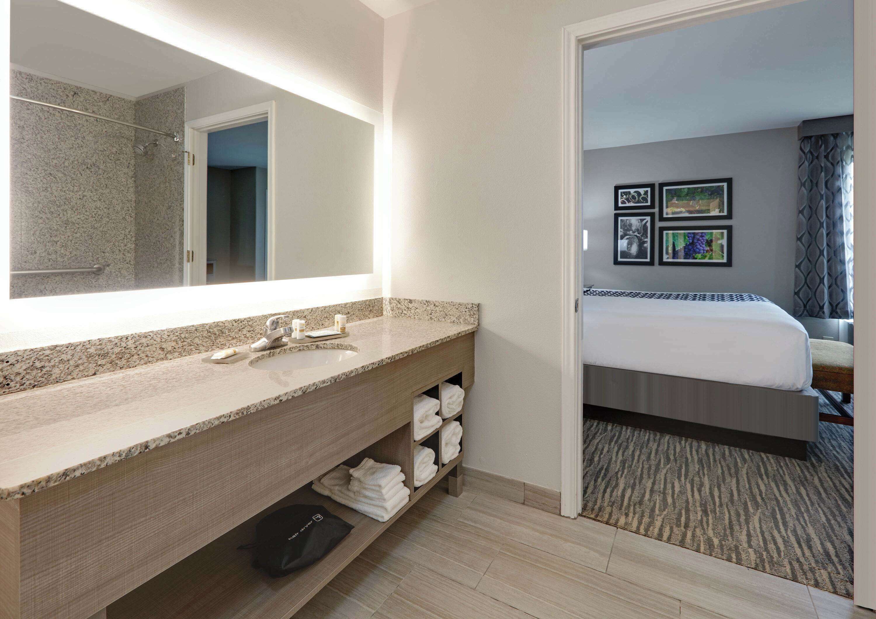 combined shower/bathtub, hair dryer, towels