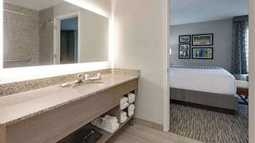Combined shower/bathtub, hair dryer, towels
