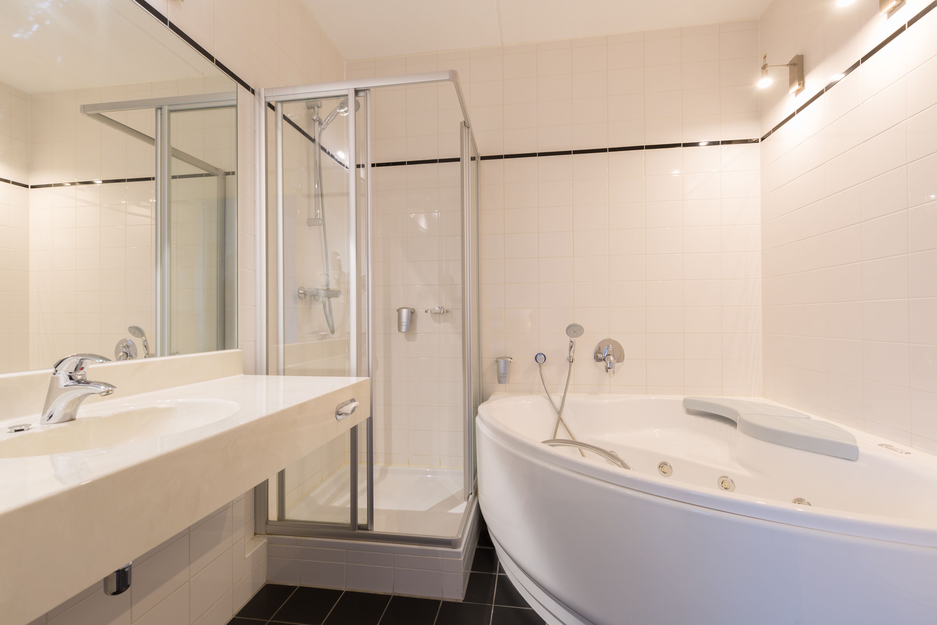 junior room | bathroom | eco-friendly toiletries, hair dryer, towels