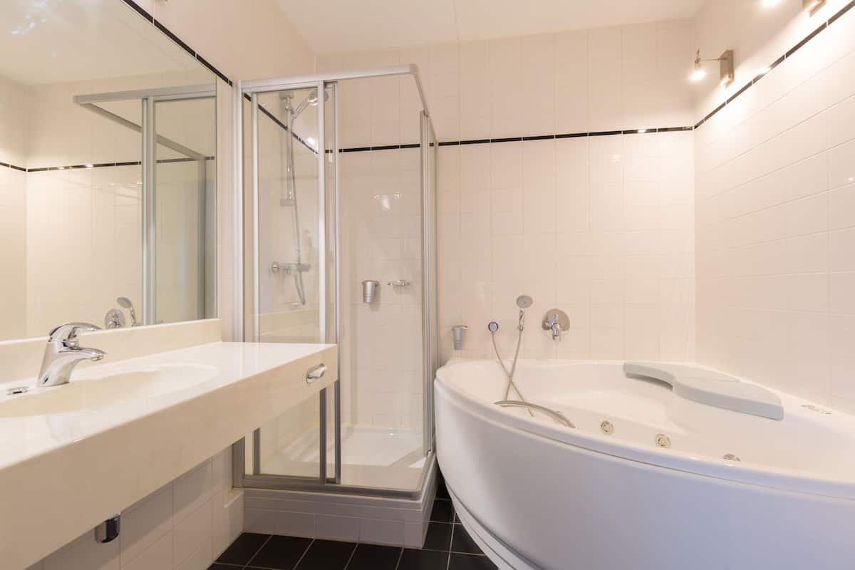 junior room | bathroom | eco-friendly toiletries, hair dryer, towels