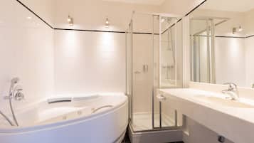 Suite | Badkamer | Milieuvriendelijke toiletartikelen, een haardroger, handdoeken