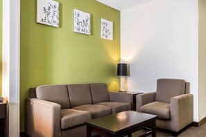 Escritorio, tabla de planchar con plancha, camas supletorias