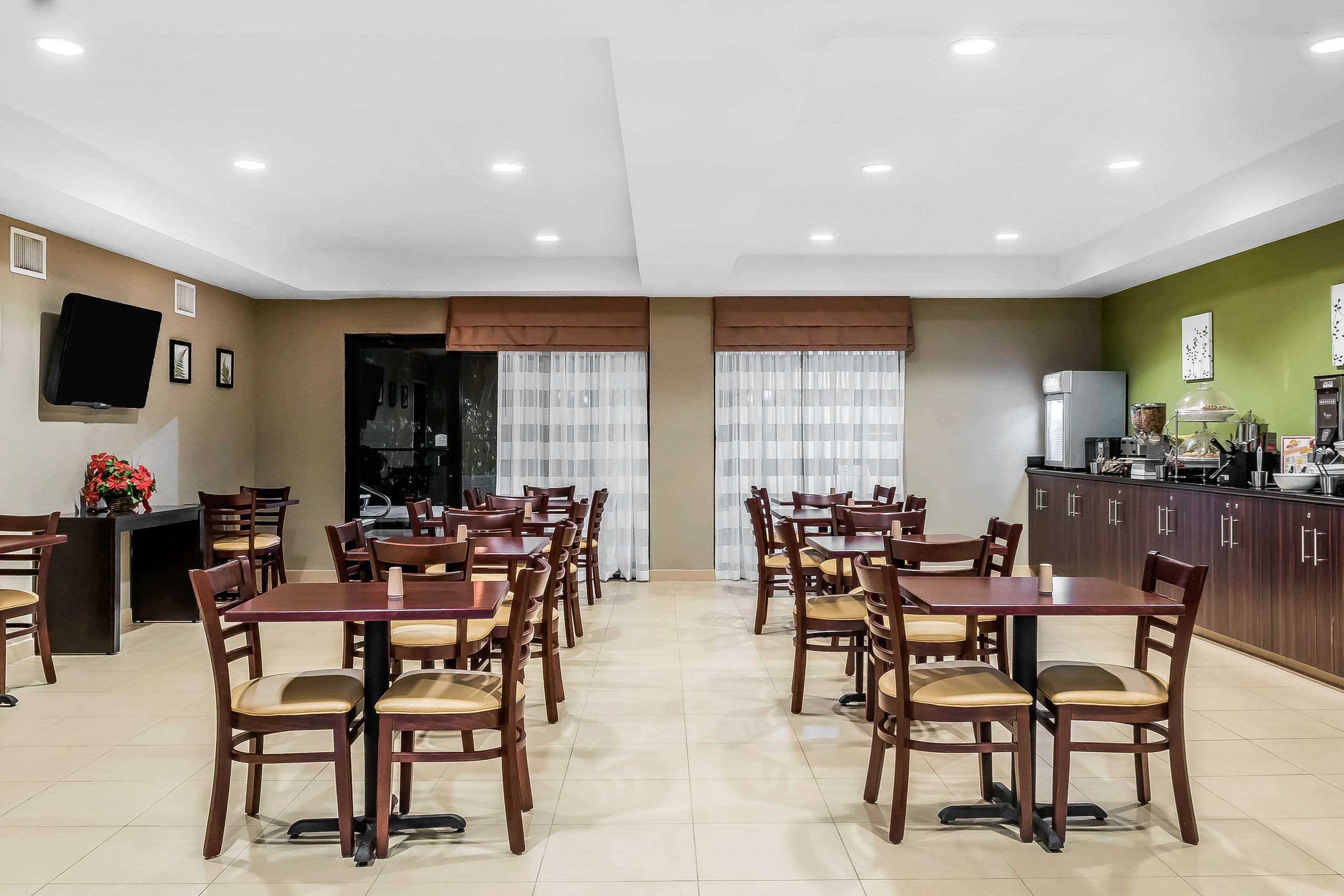 free daily continental breakfast