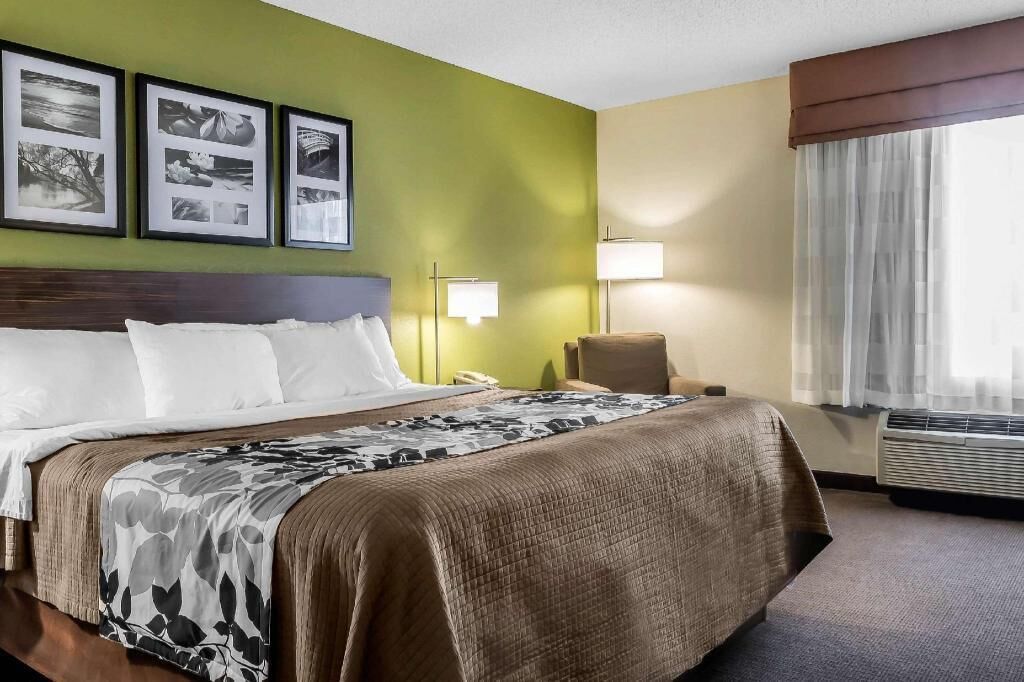 Desk, iron/ironing board, rollaway beds, free WiFi