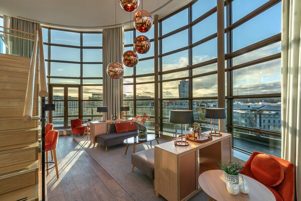 Flat-screen TV, pay films