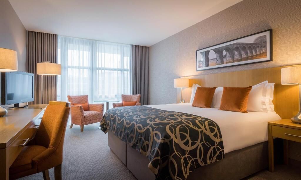 Minibar, in-room safe, desk, iron/ironing board