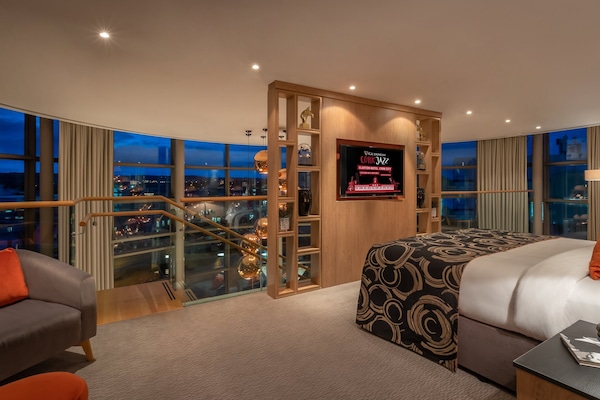 Minibar, caja de seguridad en la habitación y escritorio