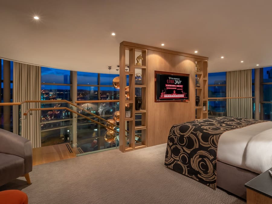 Minibar, safe på rommet, skrivebord og strykejern/-brett