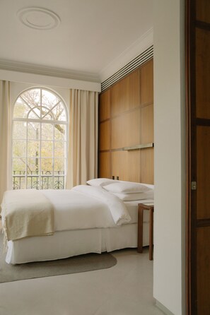 Ropa de cama de alta calidad y minibar 