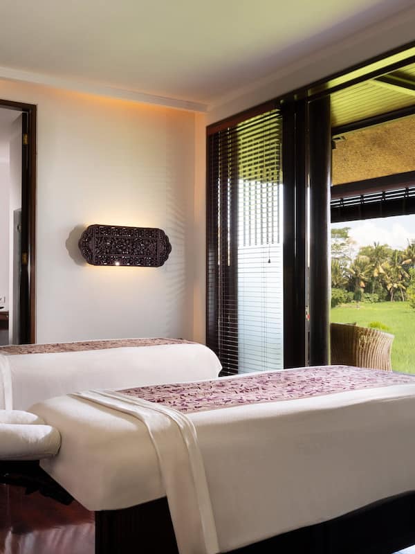 Couples treatment rooms, hot tub, body treatments, aromatherapy