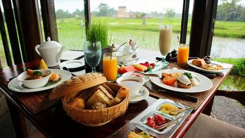 Daily cooked-to-order breakfast (INR 454000 per person)