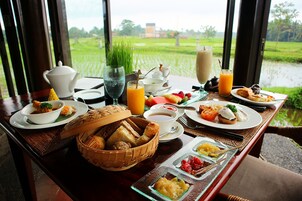 Daily cooked-to-order breakfast (INR 454000 per person)