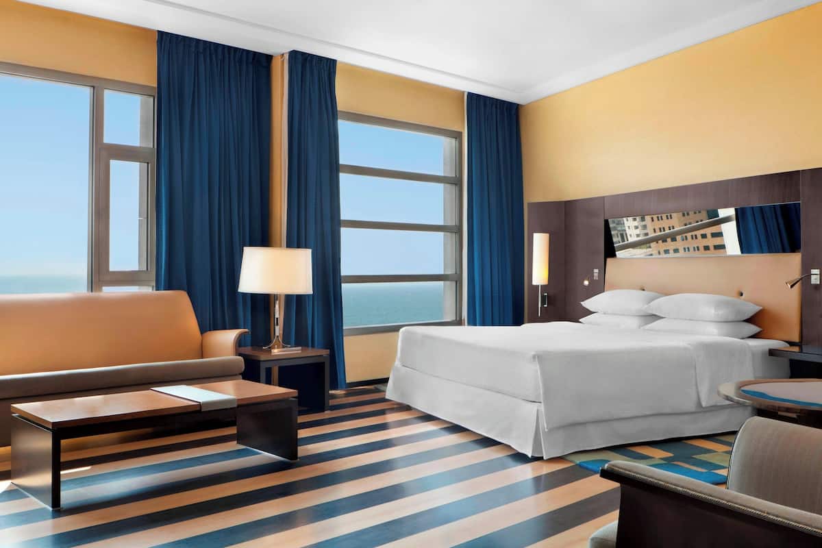 Junior suite, 1 slaapkamer, niet-roken, toegang tot zwembad (Corner) | Luxe beddengoed, een minibar, een kluis op de kamer, een bureau