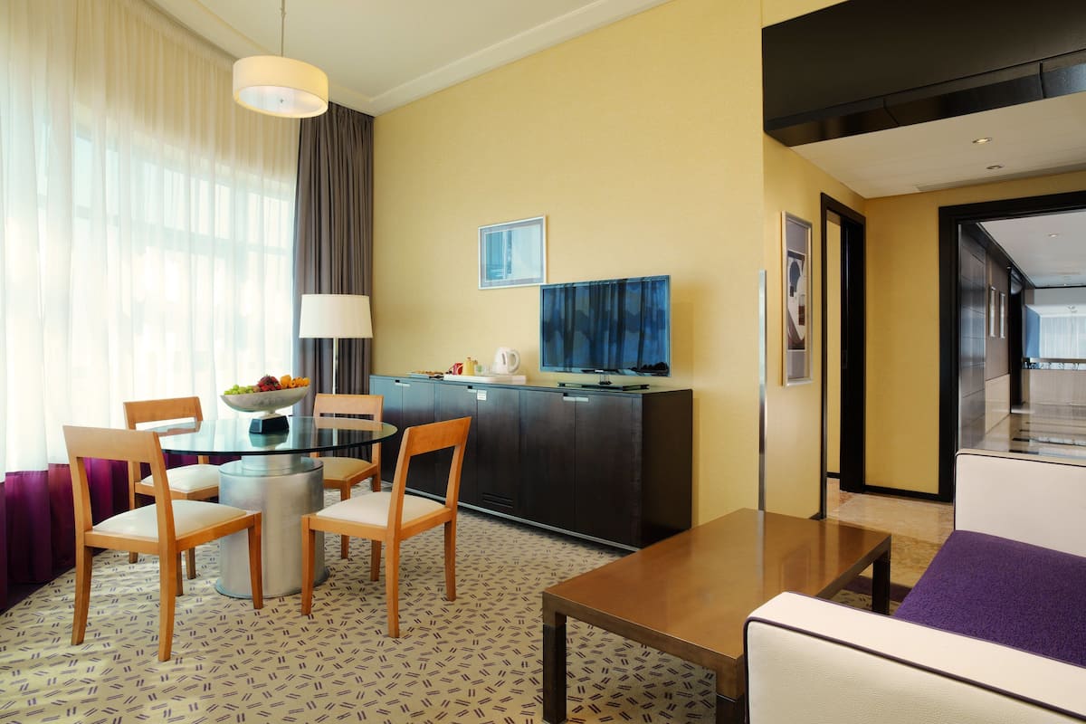 Luxe beddengoed, een minibar, een kluis op de kamer, een bureau