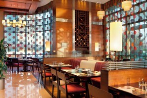 3 restaurants; lunch and dinner served