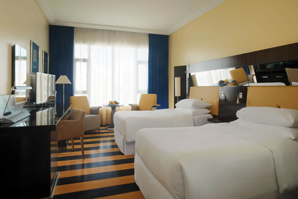 Luxe beddengoed, een minibar, een kluis op de kamer, een bureau