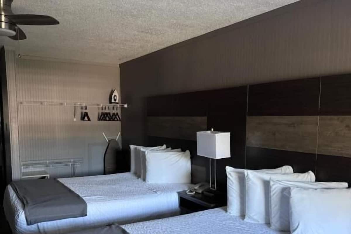 Camera Standard | Ferro/asse da stiro, Wi-Fi gratuito, lenzuola, orologio con sveglia