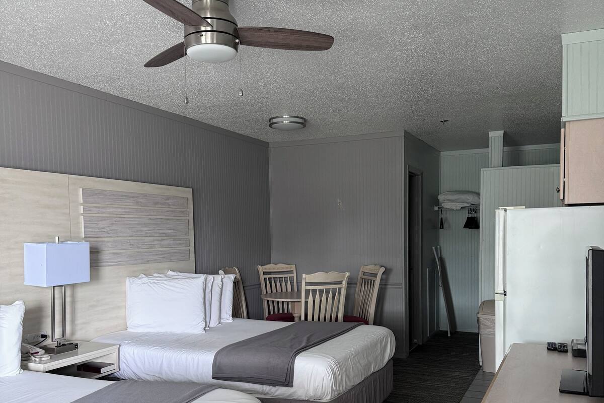 Deluxe Double Room | Iron/ironing board, free WiFi, bed sheets, alarm clocks