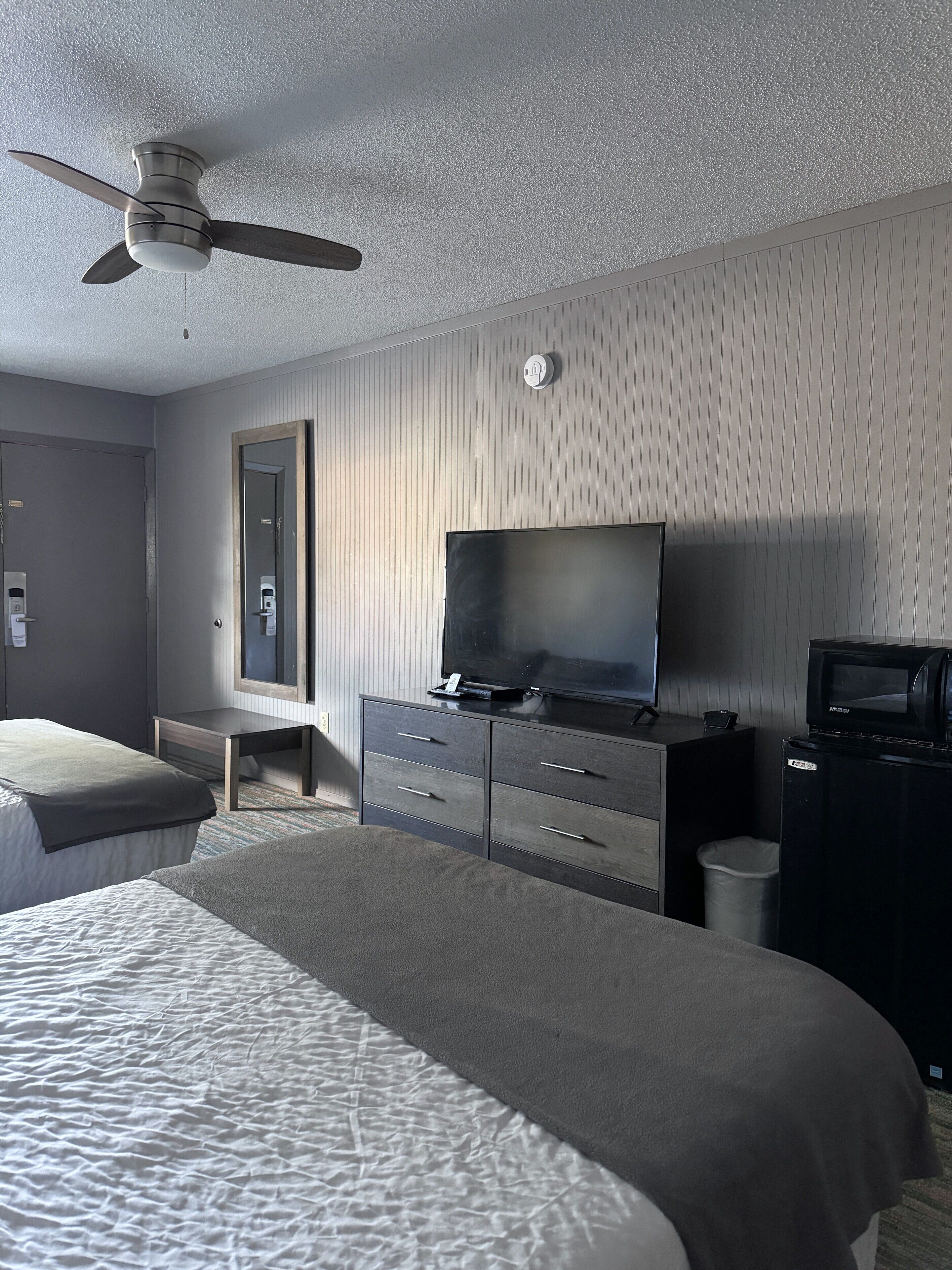 Tabla de planchar con plancha, wifi gratis, ropa de cama y despertador 