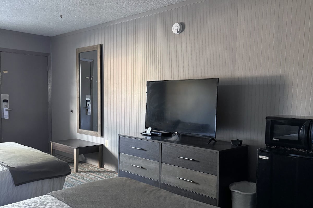 Tabla de planchar con plancha, wifi gratis, ropa de cama y despertador