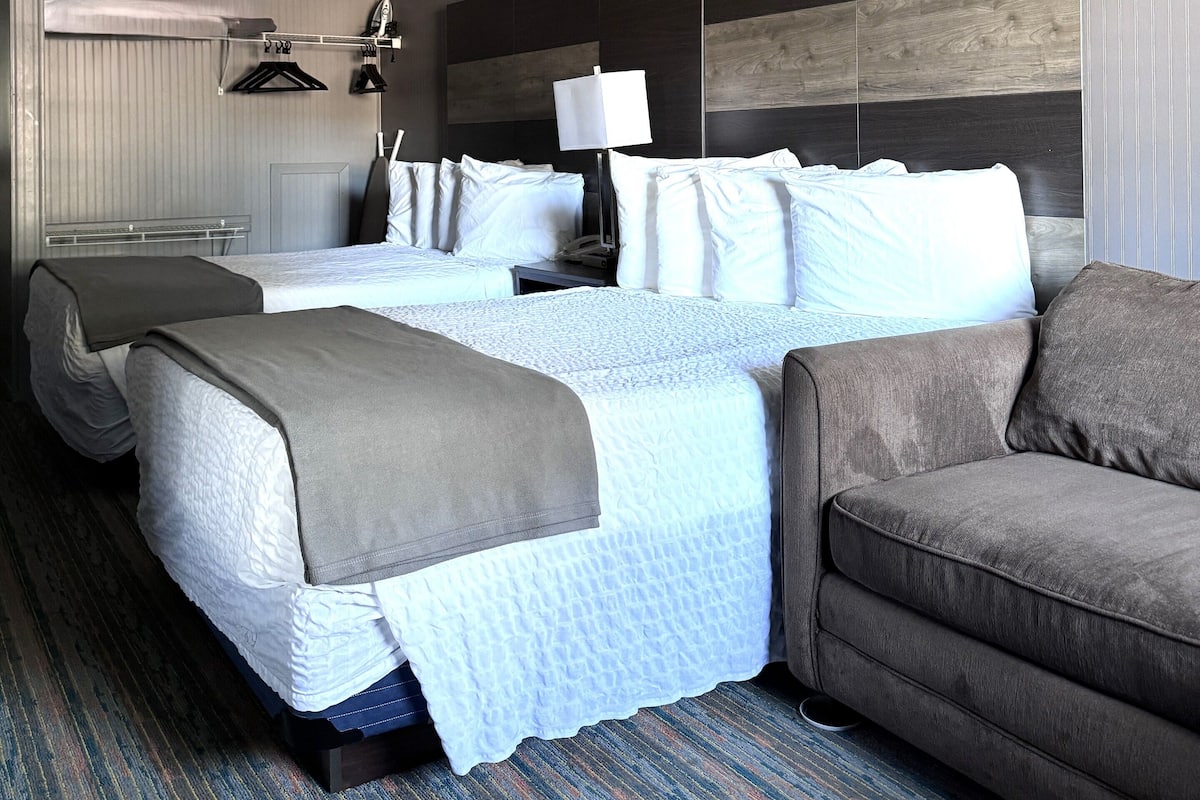 Tabla de planchar con plancha, wifi gratis, ropa de cama y despertador