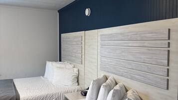 Dobbeltrom – standard, 2 dobbeltsenger (The Lodge) | Strykejern/-brett, wi-fi (inkludert), sengetøy og vekkerklokke