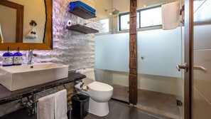 Junior Suite Superior | Salle de bain | Douche, articles de toilette écologiques, sÚche-cheveux