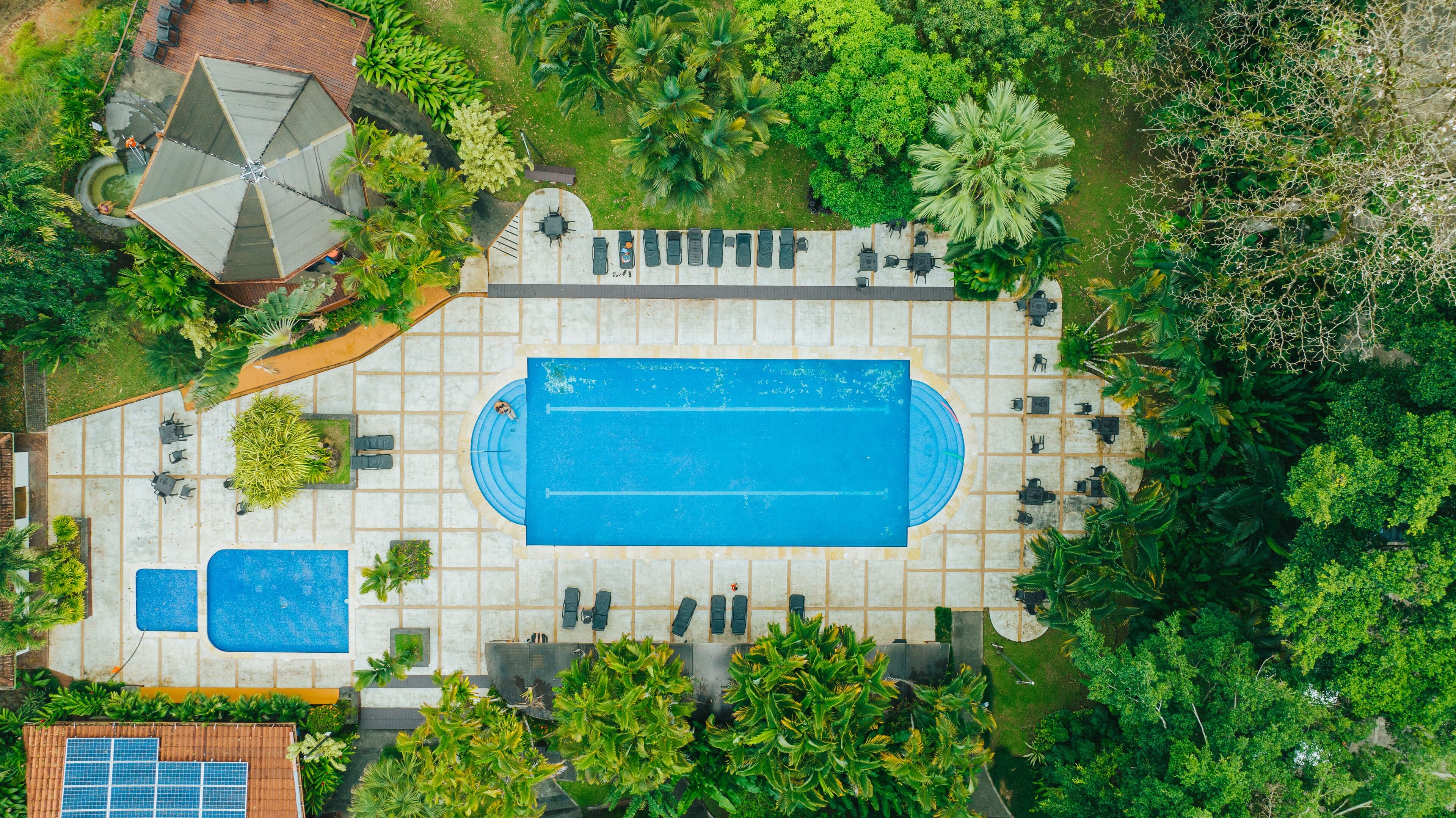 3 outdoor pools, pool loungers