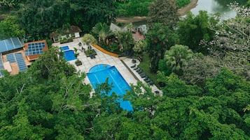 3 outdoor pools, pool loungers