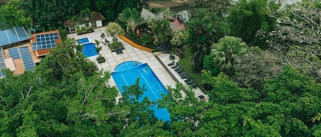3 outdoor pools, pool loungers