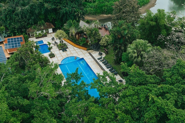 3 piscines extérieures, chaises longues