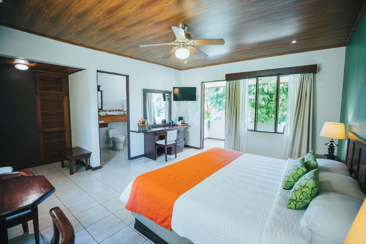 Standard Room, 1 King Bed | 1 bedroom, premium bedding, in-room safe, desk