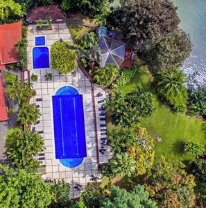3 piscines extérieures, chaises longues