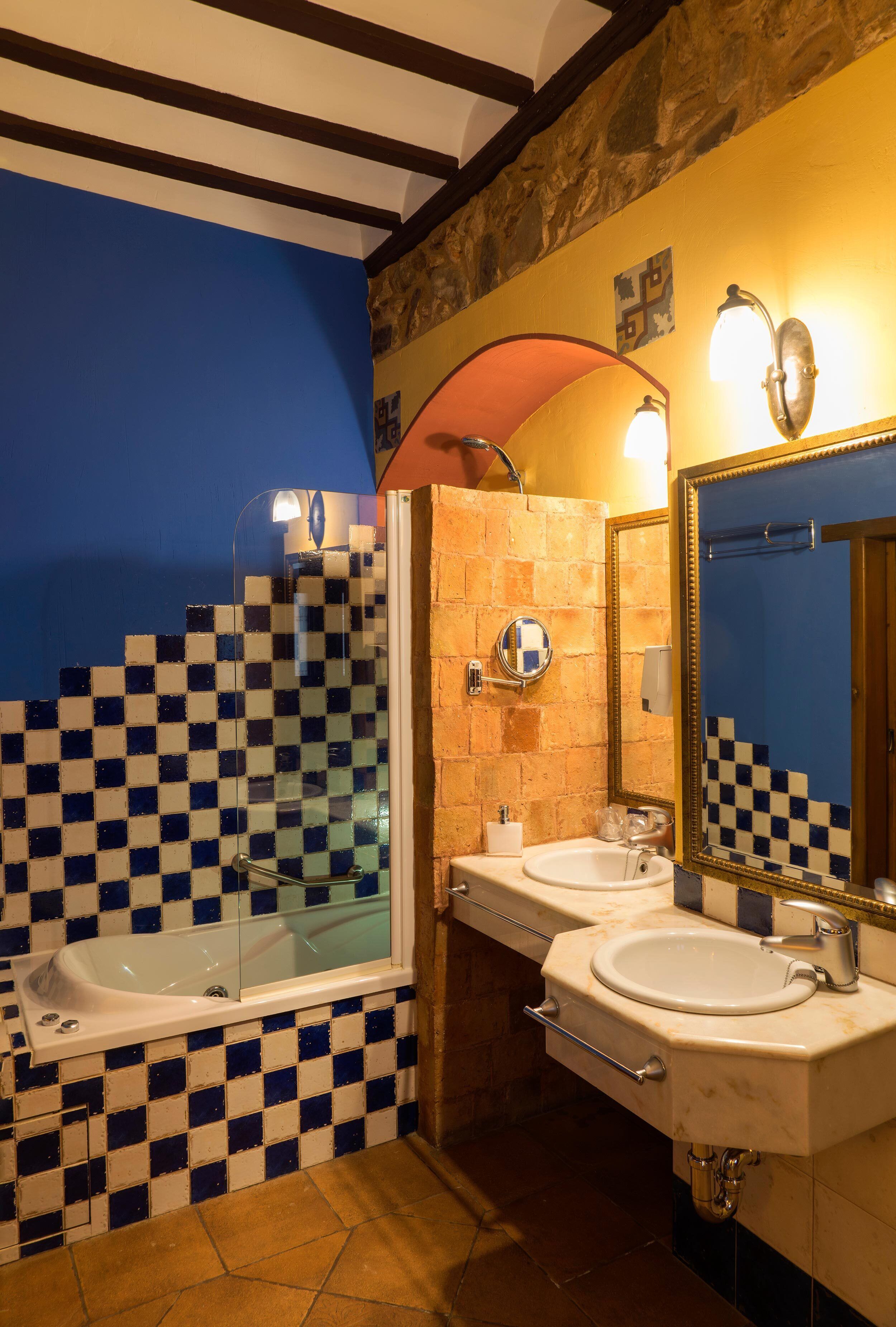 superior double room (rústica) | bathroom | rainfall showerhead, free toiletries, hair dryer, towels