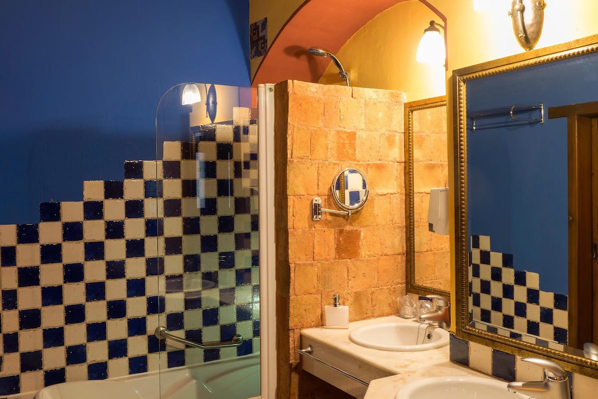 superior double room (rústica) | bathroom | rainfall showerhead, free toiletries, hair dryer, towels