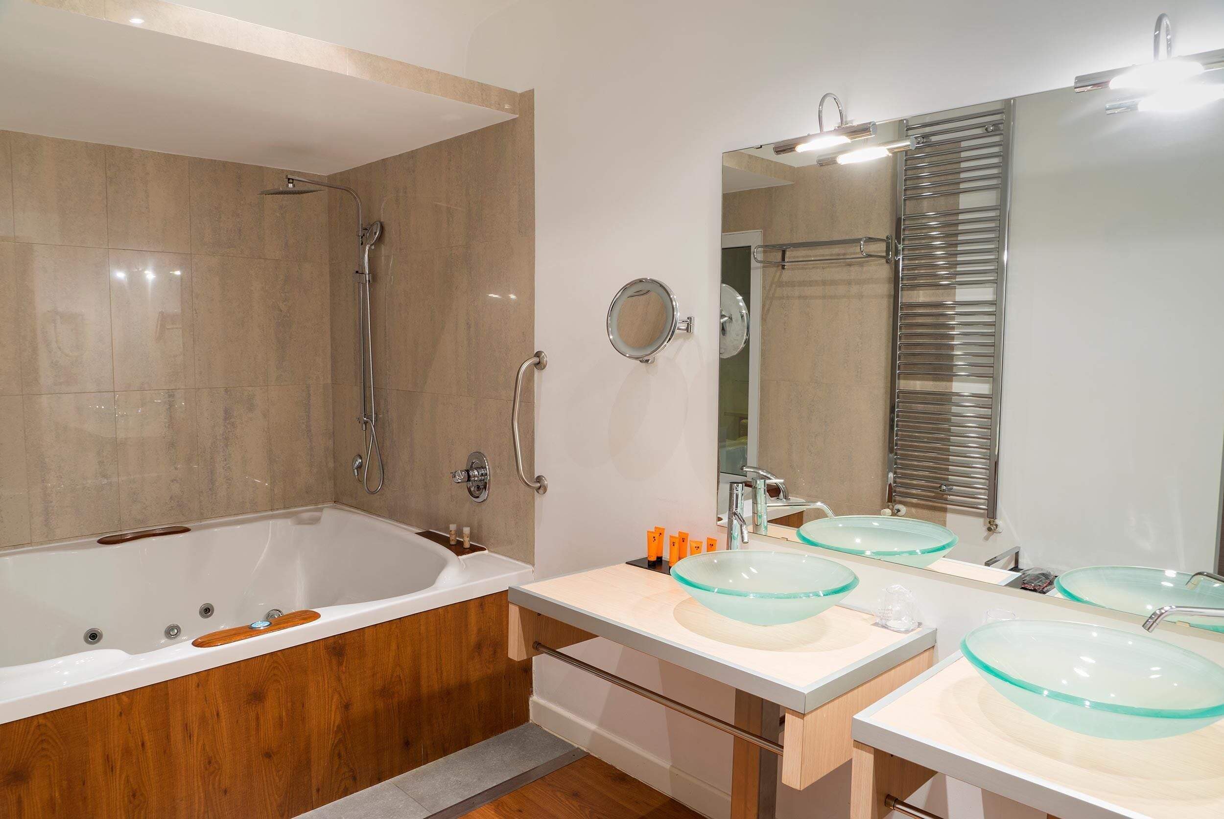 Suite | Bany | Dutxa, capçal de dutxa tipus cascada i articles de tocador gratuïts 