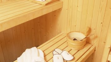 Una sauna de madera con un banco, una toalla y un cuenco con una cuchara.