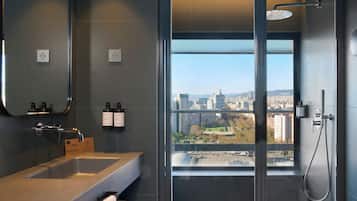 Een moderne badkamer met een grote spiegel, een wastafel en een douche.