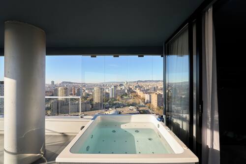 Premium Room | Minibar, in-room safe, blackout drapes, iron/ironing board