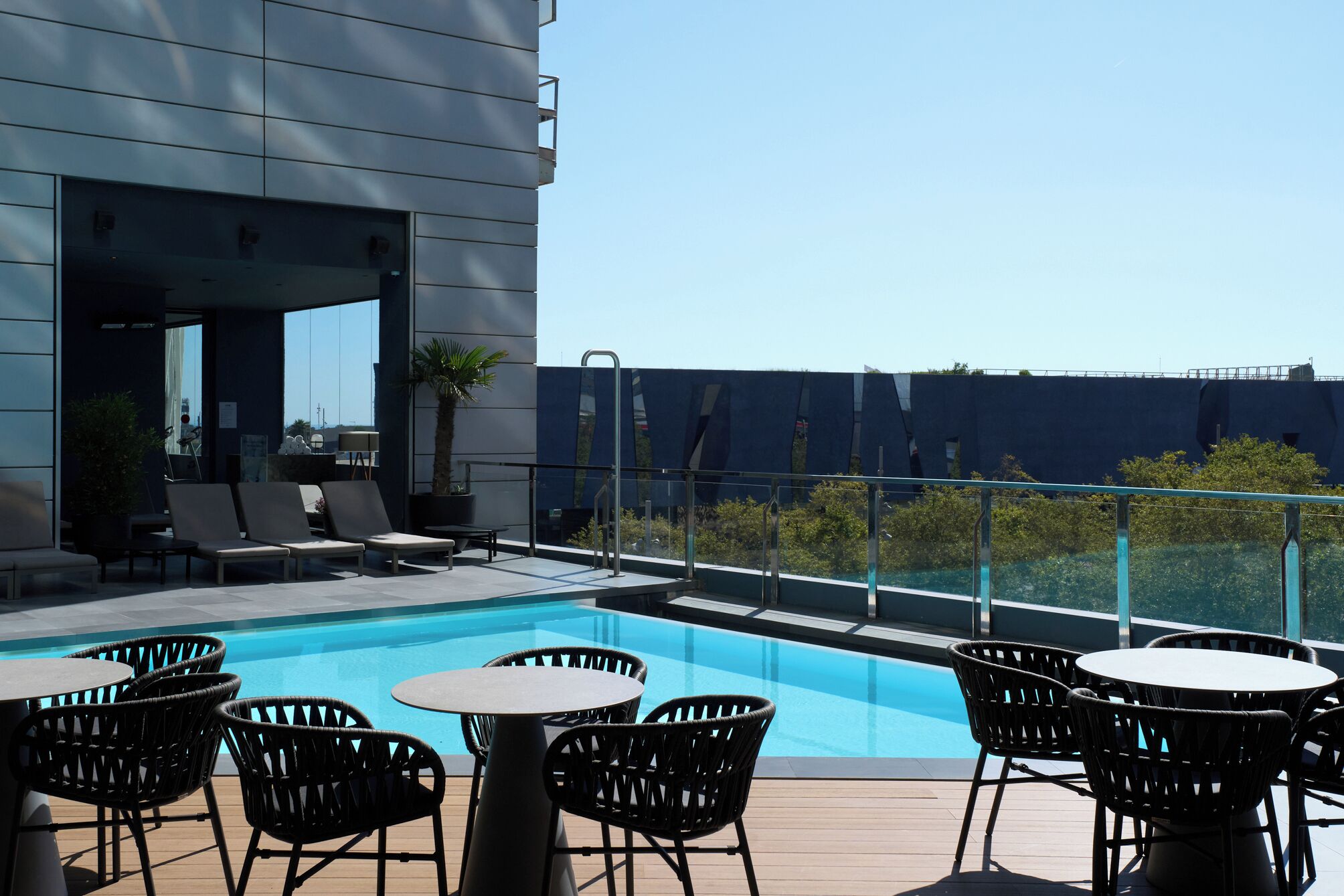 2 buitenzwembaden, ligstoelen bij het zwembad