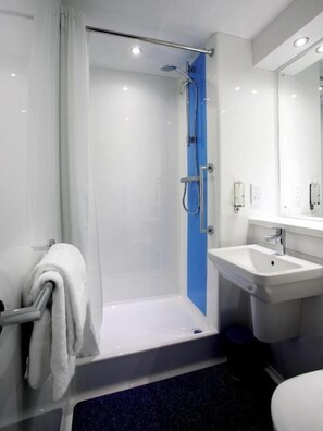 Bathroom - Travelodge Worcester (Worcester)