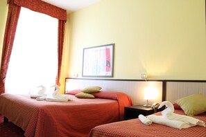 三人房 | 羽絨被、房內夾萬、書桌、熨斗/熨衫板