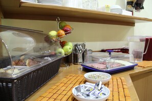 Sarapan prasmanan setiap hari dengan biaya tambahan