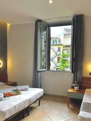 Triple Room | Down duvets, desk, laptop workspace, iron/ironing board - Sara Hotel (Milan)