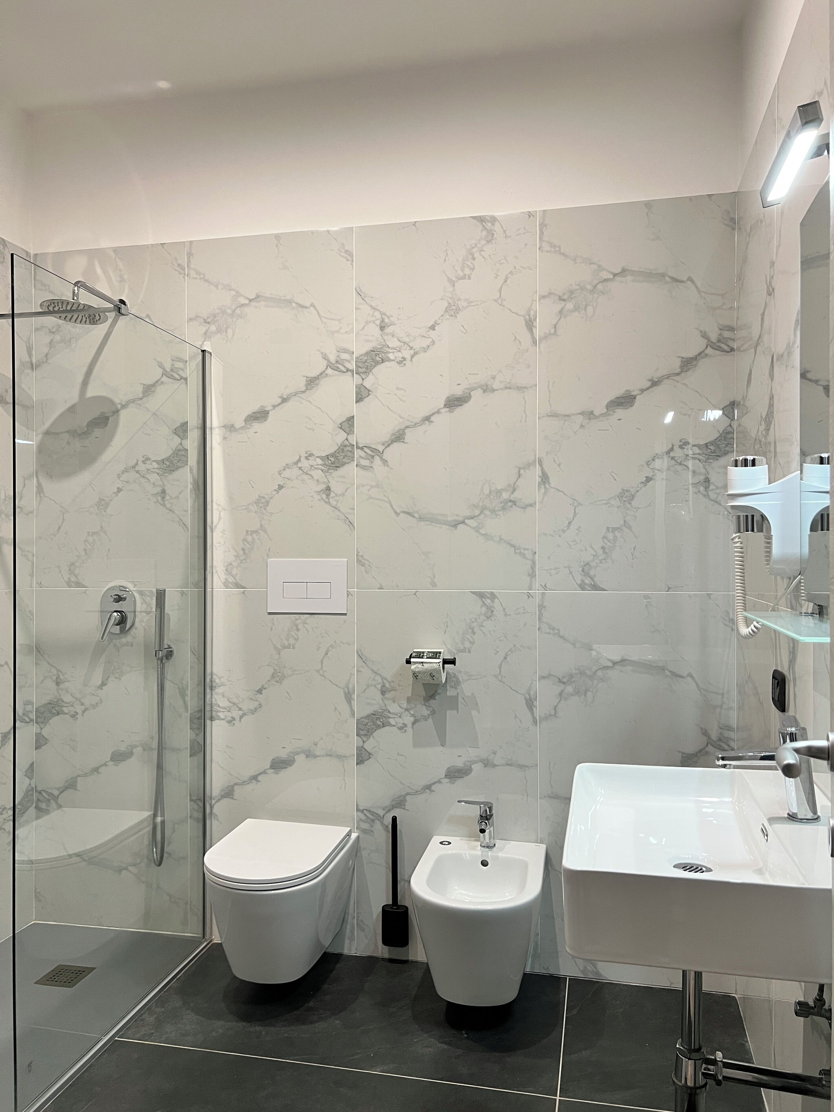 Camera tripla | Bagno | Doccia, soffione a pioggia, asciugacapelli, asciugamani