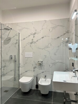 Kamar Triple | Kamar mandi | Shower, pancuran hujan, pengering rambut, dan handuk