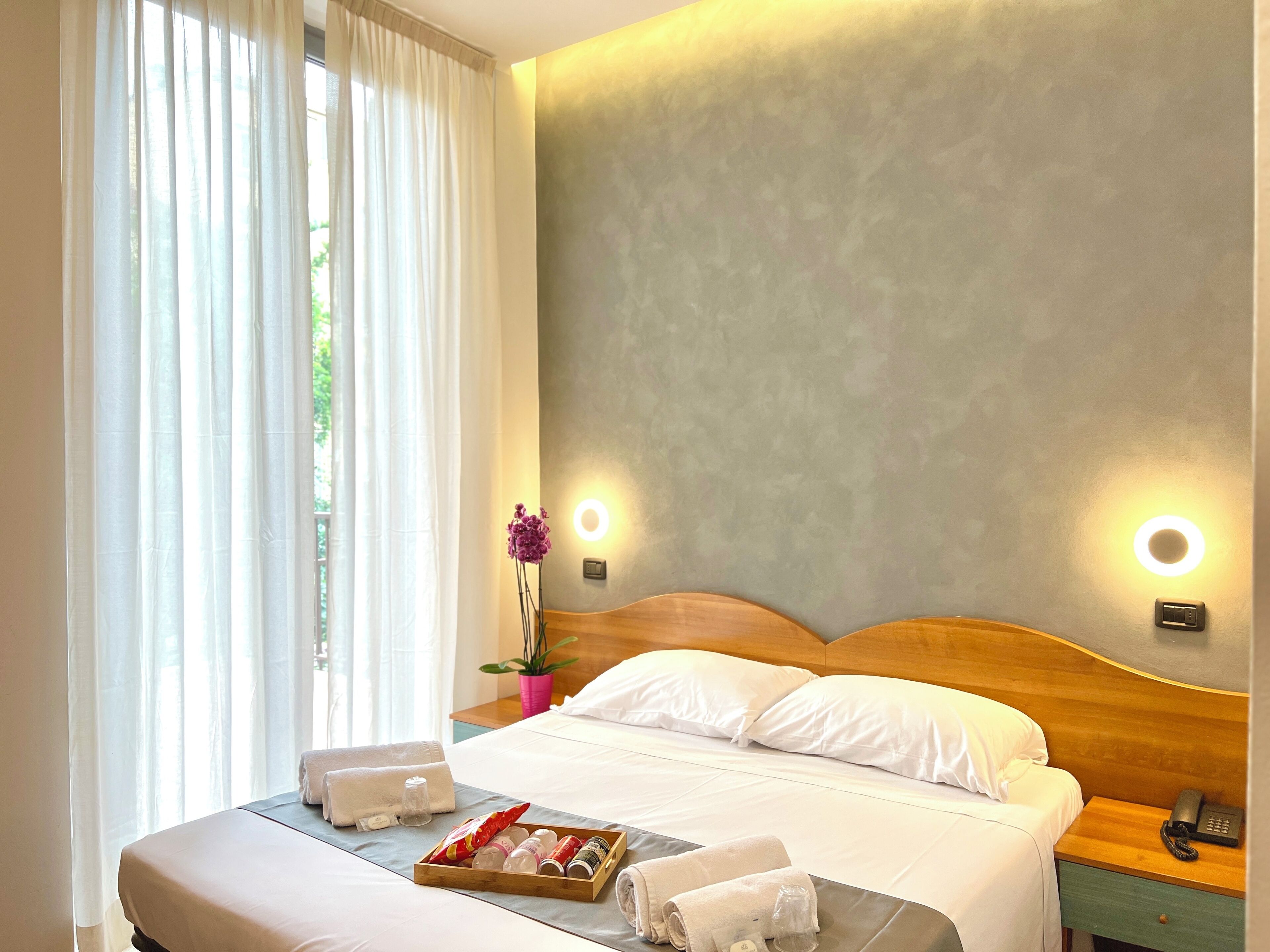 ألحفة محشوة بالريش ومكتب ومساحة عمل للكمبيوتر المحمول ومكواة/لوح كي