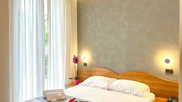 Daunenbettdecken, Schreibtisch, laptopgeeigneter Arbeitsplatz